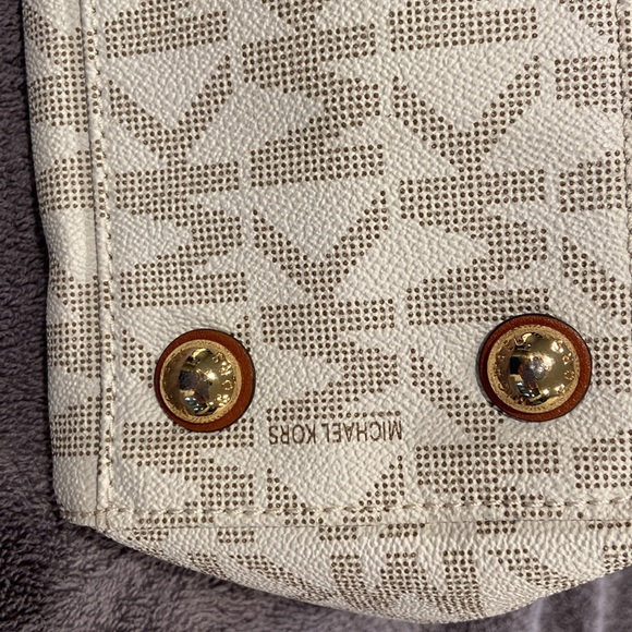 Michael Kors white signature Jet Set purse - Picture 3 of 11